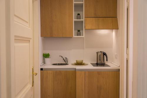 Prestigious Apartment via Barberini - image 2