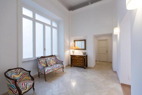Prestigious Apartment via Barberini - image 11