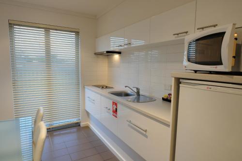 ห้องครัว, แอชมอนท์ มอเตอร์ อินน์ (Ashmont Motor Inn) in พอร์ทแฟรี่