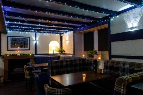 The Crown Hotel in نيوتون ستيوارت