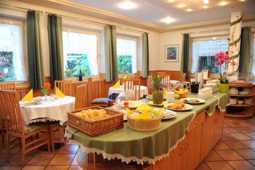 Hotel Pension Schweitzer - image 9