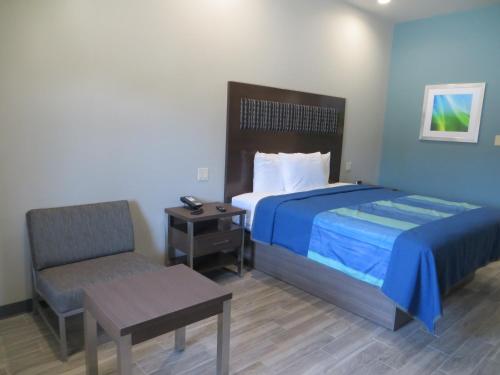 Hotel Blue - Woodlands Hotel Blue - The Woodlands is conveniently located in the popular Grogans Mill area. The property offers a wide range of amenities and perks to ensure you have a great time. Service-minded staff will