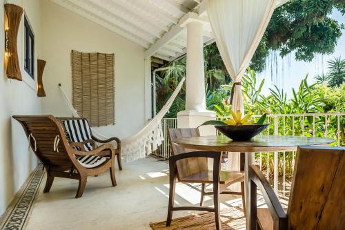 Deluxe King Room with Balcony and View image 2