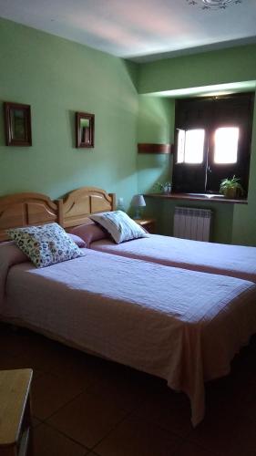 2 twin beds