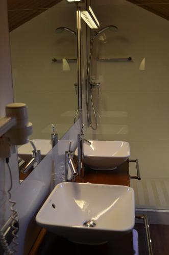 3 twin beds
