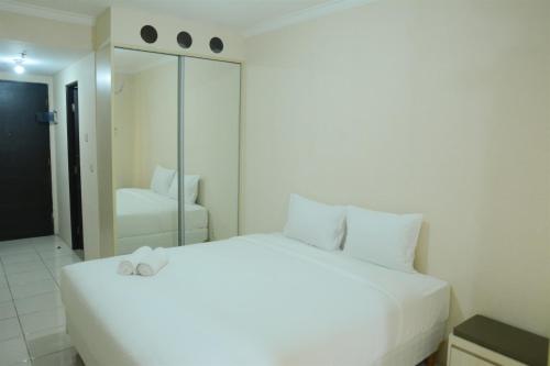 Minimalist Studio Room at Grand Serpong Apartment By Travelio, Tangerang