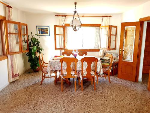 Chalet con piscina privada junto a chiringuitos - main image