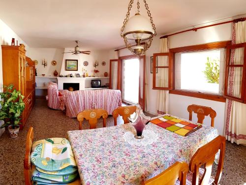 Chalet con piscina privada junto a chiringuitos - image 12