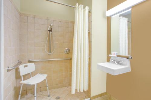 Microtel Inn & Suites By Wyndham Harrisonburg image 17