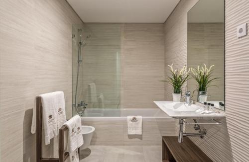 One-Bedroom Apartment image 7