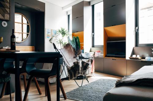 HOMEinTOWN Camoes - Downtown Elegant Studio AC & WIFI