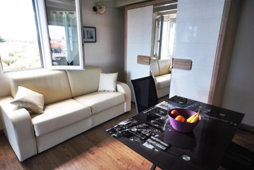 1 queen bed, 1 sofa bed