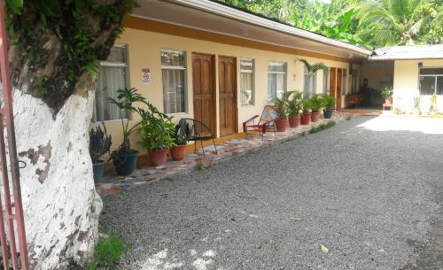 Exterior view, Cabinas Dona Alicia in Quepos