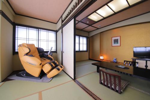 湯の里 葉山和室　高級マッサージチェア付　共用バスルーム