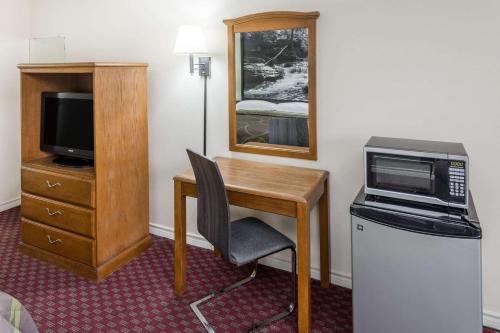 Super 8 by Wyndham Hope - main image