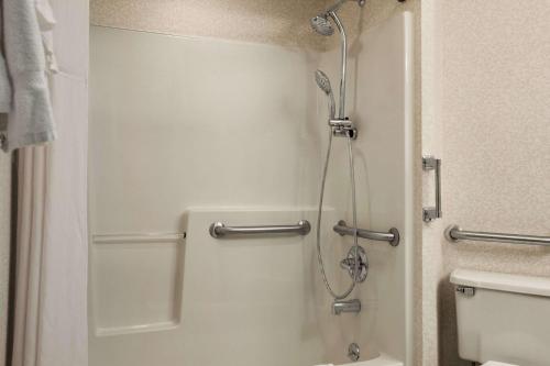 Days Inn by Wyndham Shelburne/Burlington - image 3