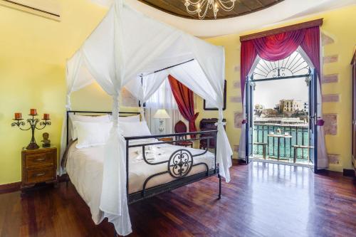 Superior Double Room with Balcony and Sea View image 3