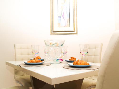 HLA - KING COURT APARTMENT 2 - image 3