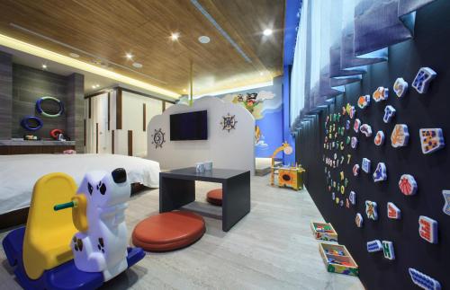 Chen He Spa Motel Chen He Spa Motel is conveniently located in the popular Lugang Township area. The property offers guests a range of services and amenities designed to provide comfort and convenience. All the necessa