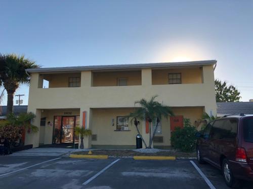 Sunset Inn- Fort Pierce, FL in 皮爾斯堡海灘