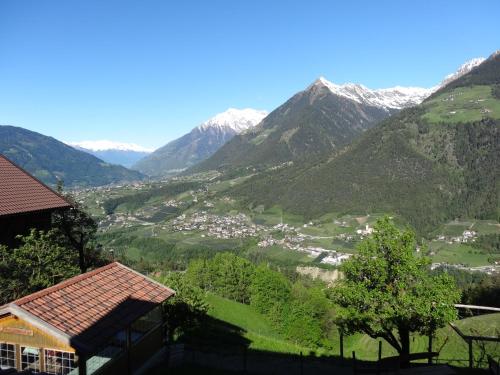 Apartment with Mountain View