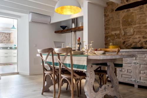 Townhouse on the rocks - image 10