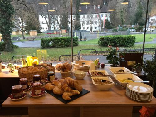 อาหารและเครื่องดื่ม, Zimmer & Appartements am Schloßplatz in โฮเอเนมส์