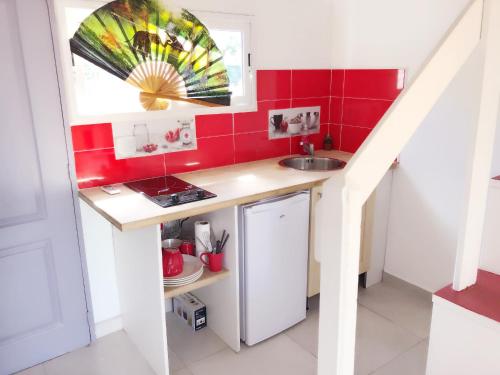 Kitchen, Petit Chalet in Baie-Mahault