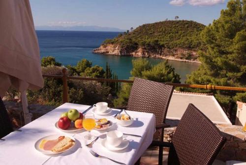 Alonissos Beach Bungalows And Suites Hotel - image 14
