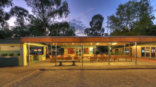 فندق كريستال بروك توريست بارك (Crystal Brook Tourist Park Hotel) in Doncaster