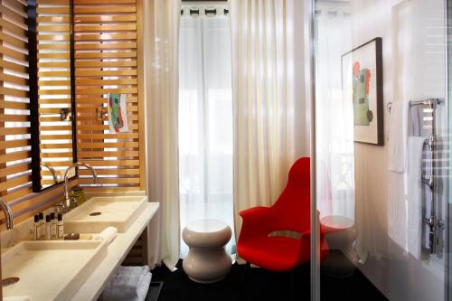 room detail thumbnail 2