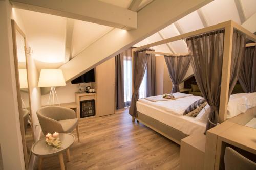 1 queen bed, 1 sofa bed