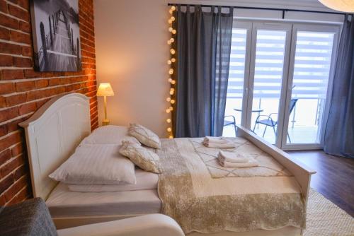 1 queen bed, 1 twin bed