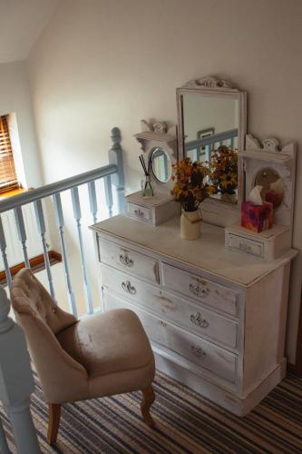 Old Workshop Cottage & Lamorna Suite