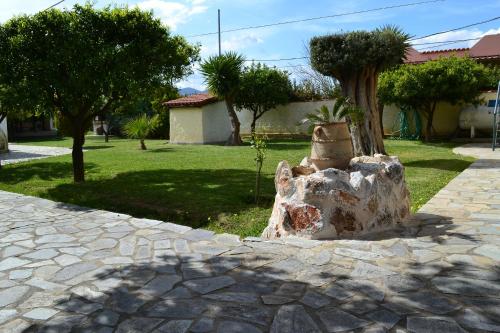 Unwind in a Spacious flat with Gardens near Beach in Panayía Mesosporítissa