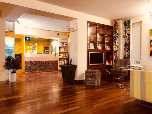 Фойє, Hotel Felmis in Хорв