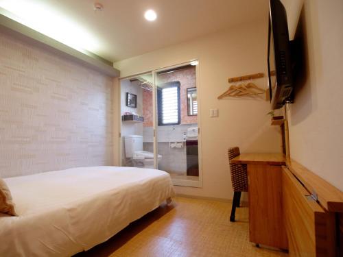 Double Room - Non-Smoking  image 7