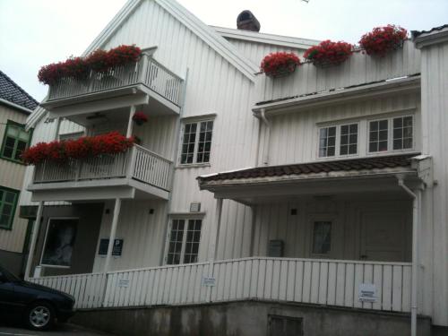 . Holsthuset Losji