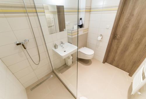 Triple Room with Balcony image 5