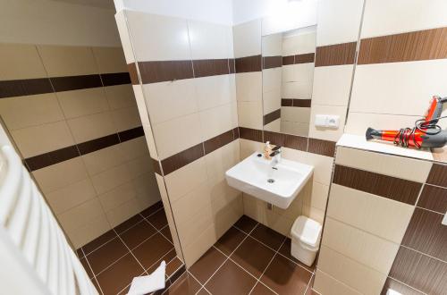 Quadruple Room with Private Bathroom image 4