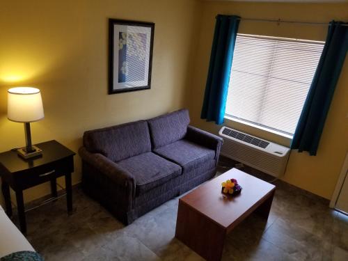 Shining Light Inn & Suites - image 4