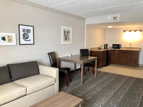 Country Inn & Suites by Radisson, Mt Pleasant-Racine West, WI