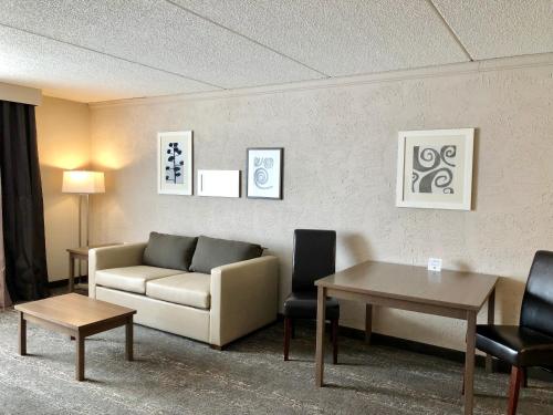 Country Inn & Suites by Radisson, Mt Pleasant-Racine West, WI