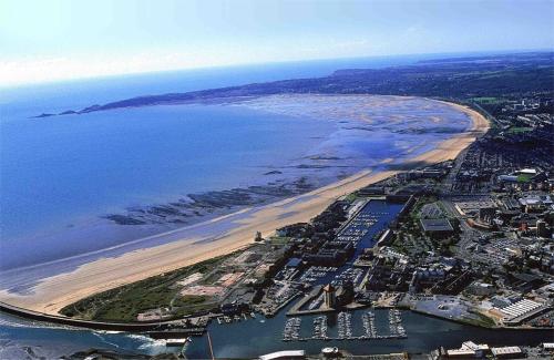 Penthouse Swansea Marina City Centre 100m from Beach