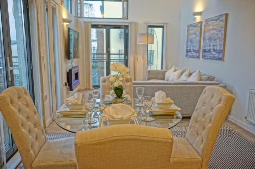 Penthouse Swansea Marina City Centre 100m from Beach Swansea 