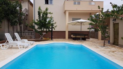 Family friendly apartments with a swimming pool Zadar - 14933 Zadar