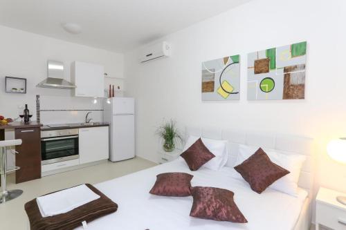 Apartments by the sea Tribunj, Vodice - 15233