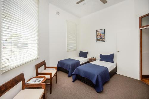 2 twin beds