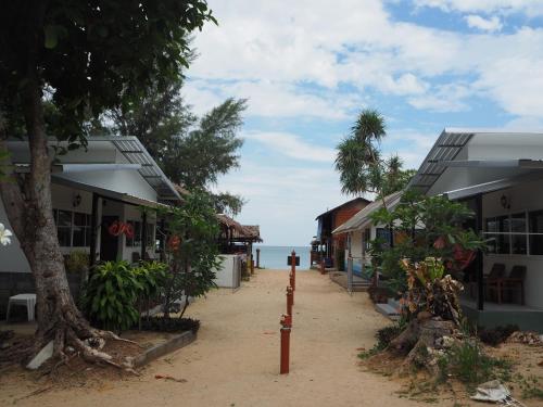 Bluesky Beach Bungalows เกาะลันตา