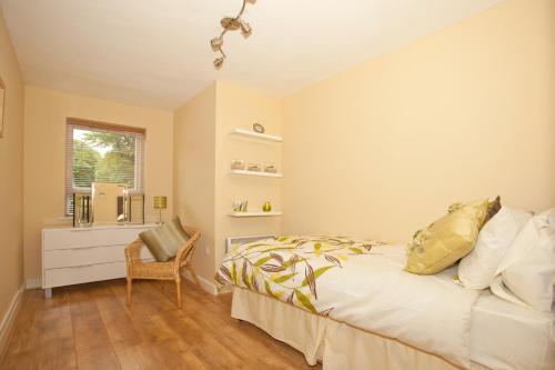 Riverbank View Three Bedroom Apartment with Free Parking - image 3
